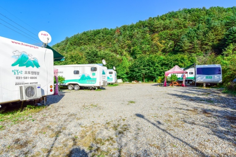 가평 케이 캠핑장, 1급수 계곡 물놀이와 울창한 숲의 완벽한 휴식