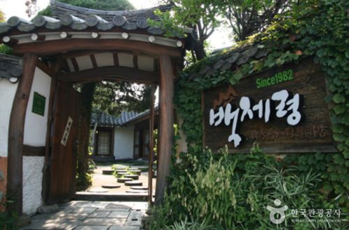 창원 마산합포구 백제령삼계탕, 진한 한방 육수와 부드러운 닭고기의 조화